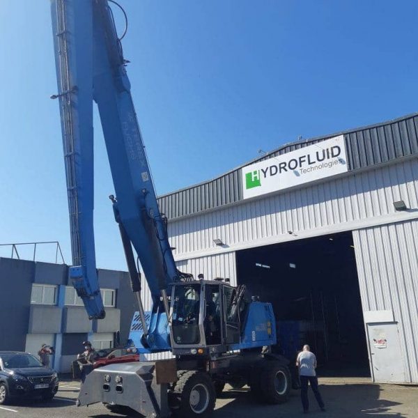 réparation des vérins et des flexibles d'un tracteur tractopelle chez hydrofluid technologies à brest